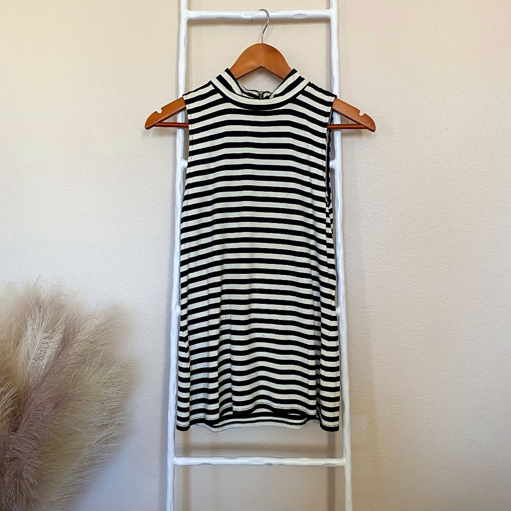 White House Black Market Mock neck Sleeveless Top M